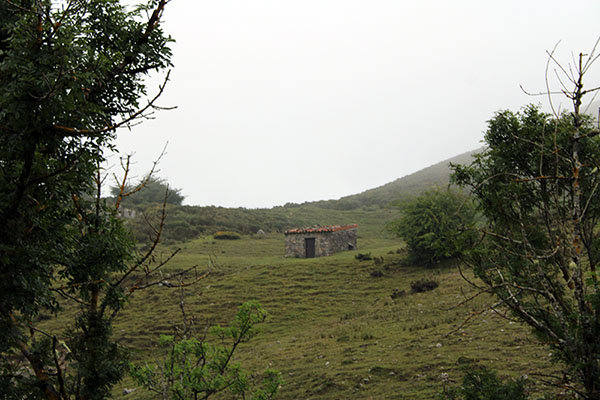 Cabaña de pastoreo en los lagos de Covadonga en Asturias