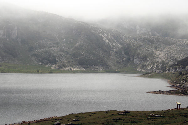 Vista del lago La Ercina en Covadonga en Asturias