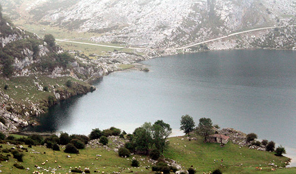 Cabaña de pastoreo en los lagos de Covadonga en Asturias