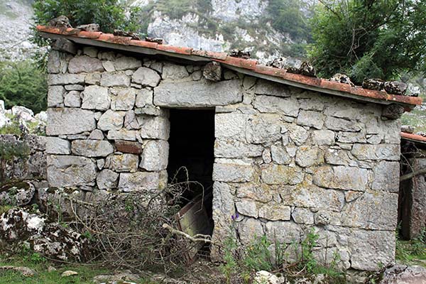 Cabañas de pastores en los lagos de Covadonga en Asturias