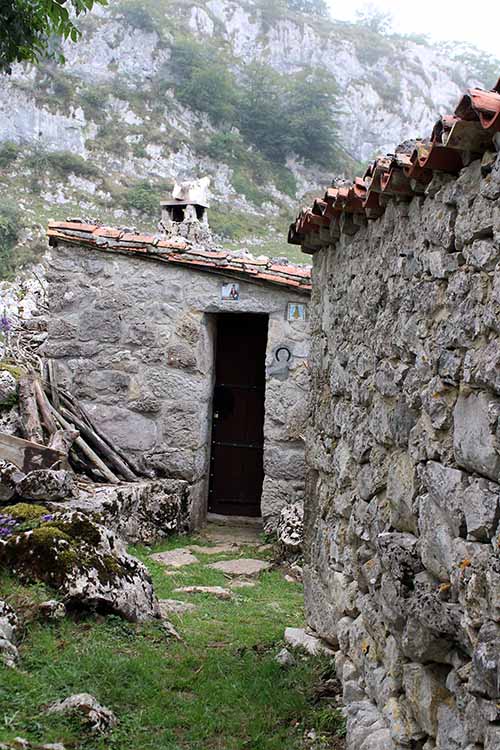 Cabañas de pastores en los lagos de Covadonga en Asturias