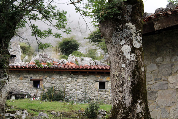 Casa de piedra en la montaña asturiana