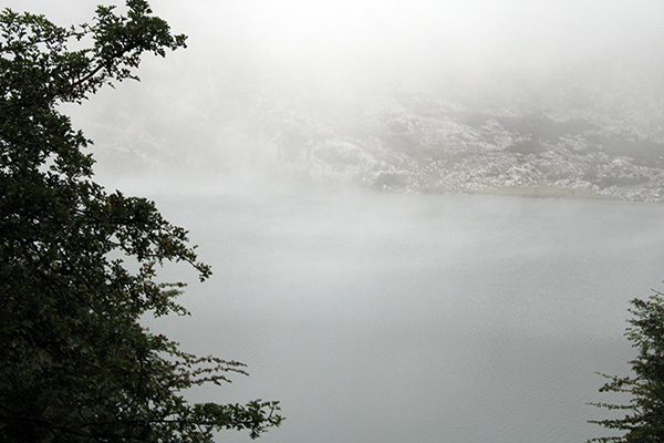 Niebla en los lagos de Covadonga en Asturias