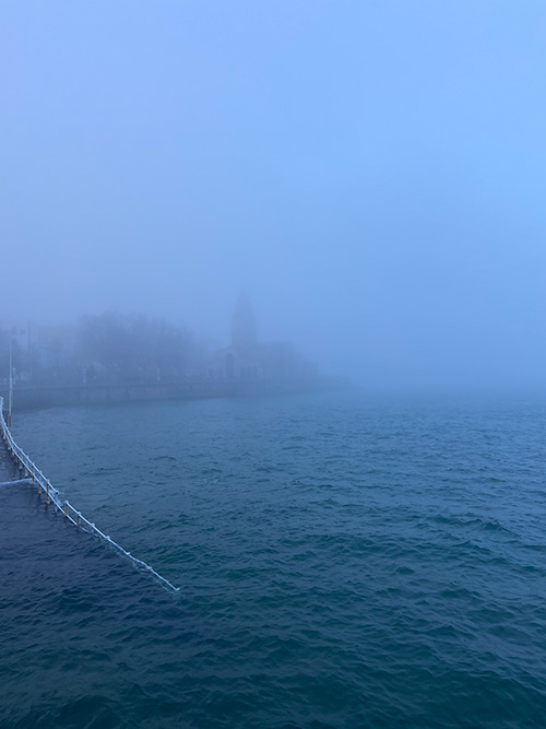 La niebla entra en Gijón desde el mar