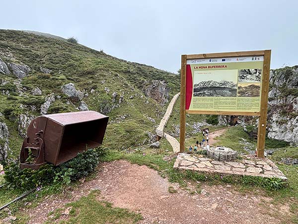 Señalización de la ruta de la mina la Buferrera en los lagos de Covadonga en Asturias