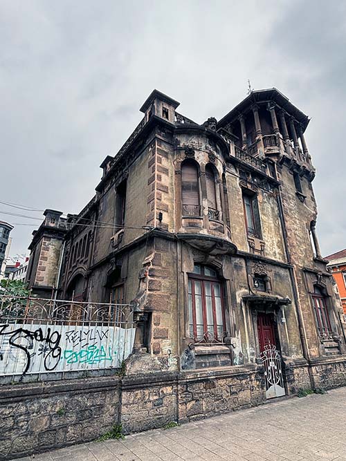 Palacete de Ladislao Menéndez en la plaza de Europa de Gijón