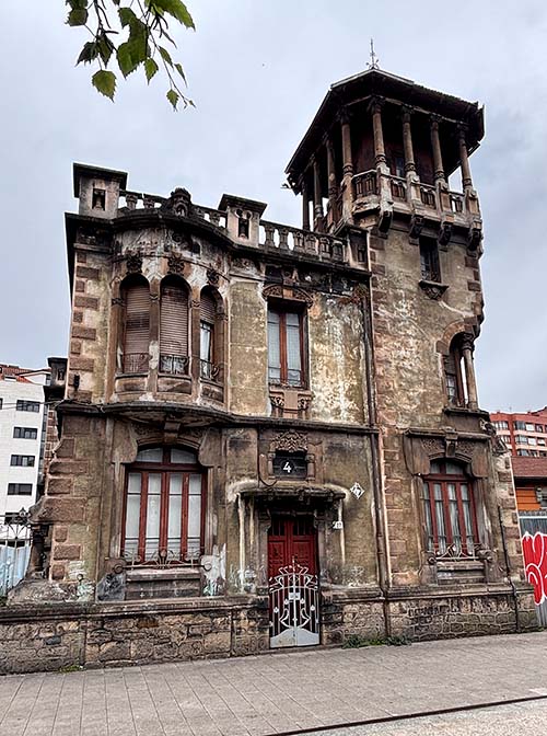Palacete de Ladislao Menéndez en la plaza de Europa de Gijón