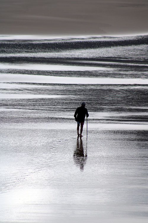 Paseando la vejez por la playa