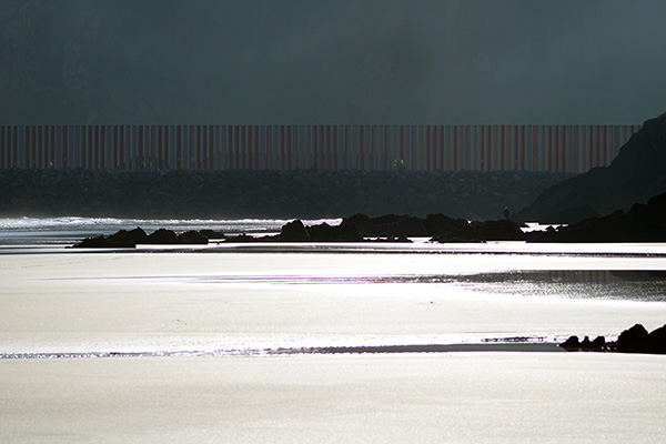 Vista del parque de carbones de Aboño desde la playa