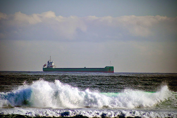 Barco fondeado en Asturias