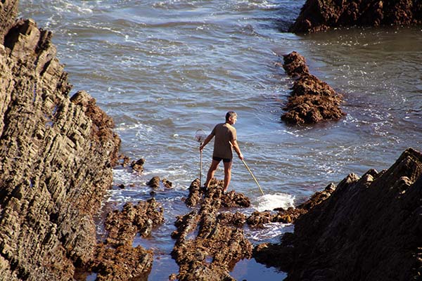 Pescando pulpos en la playa del Tranqueru en Asturias