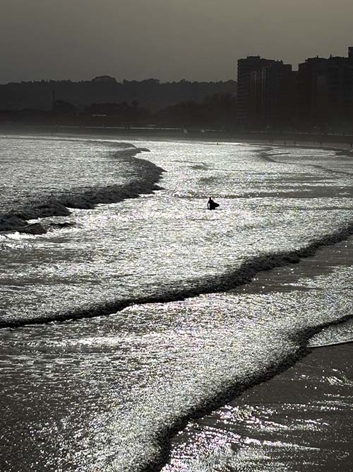 Practicando surf en la playa de San Lorenzo de Gijón