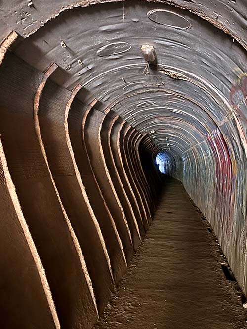 Tunel en la senda entre Xivares y Perlora en Asturias