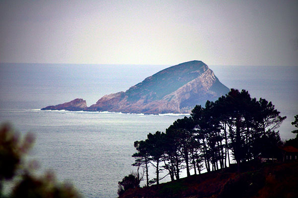 Vista de la isla de La Deva desde San Esteban de Pravia