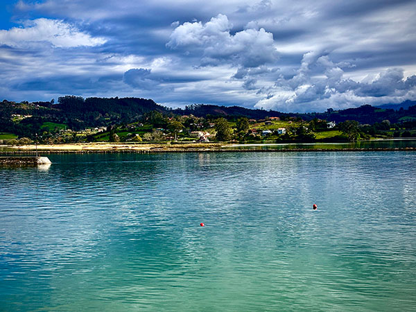 Vista de la ría de Villaviciosa en Asturias