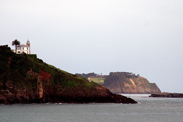 Faro en la costa asturiana