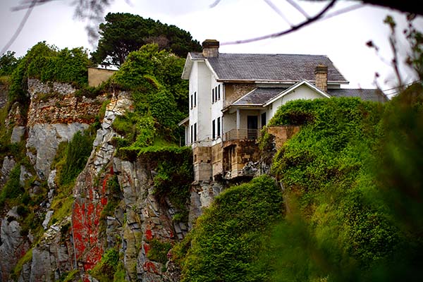 Casa al borde del acantilado en Luarca en Asturias